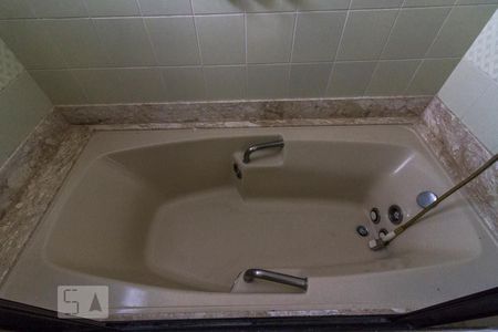 Apartamento à venda com 420m², 6 quartos e 4 vagasBanheira Banheiro Suíte 1