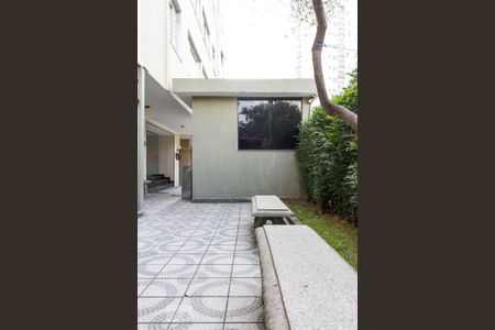 Bancos da Area Externa e Portaria  de apartamento para alugar com 2 quartos, 70m² em Quinta da Paineira, São Paulo