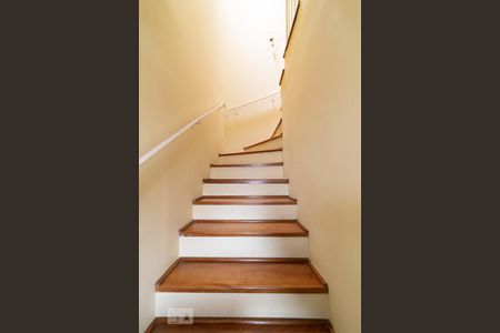 Casa de condomínio para alugar com 156m², 3 quartos e 4 vagas Casa de condomínio para alugar com 156m², 3 quartos e 4 vagasEscadaria