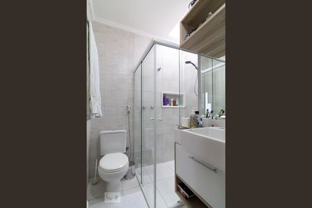 Banheiro da suíte de casa de condomínio para alugar com 3 quartos, 156m² em Cambuci, São Paulo