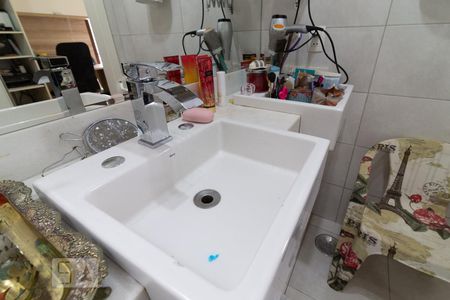 Casa de condomínio para alugar com 156m², 3 quartos e 4 vagas Casa de condomínio para alugar com 156m², 3 quartos e 4 vagasDetalhe do banheiro da suíte