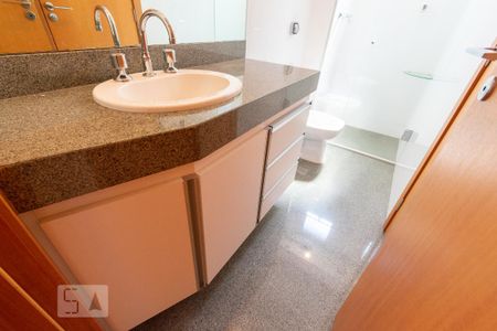 Apartamento à venda com 196m², 3 quartos e 3 vagas Apartamento à venda com 196m², 3 quartos e 3 vagasBanheiro Semi Suite - 1º Andar