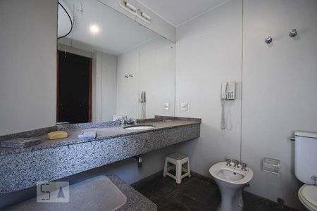 Apartamento à venda com 80m², 1 quarto e 2 vagasDetalhe do banheiro suíte  
