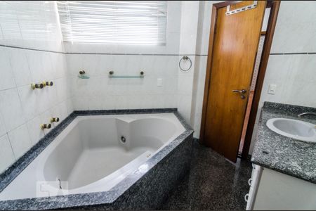 Apartamento à venda com 162m², 3 quartos e 2 vagas Apartamento à venda com 162m², 3 quartos e 2 vagasSuíte