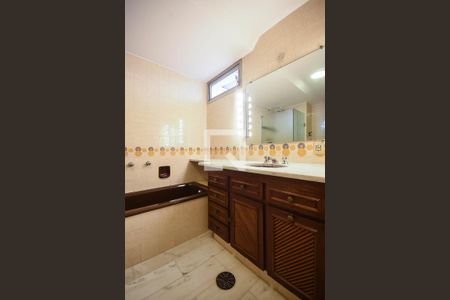 Apartamento à venda com 211m², 2 quartos e 2 vagasBanheiro suíte 2