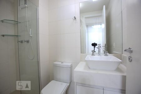 Banheiro de kitnet/studio para alugar com 1 quarto, 45m² em Indianópolis, São Paulo