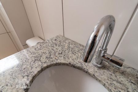 Banheiro de apartamento à venda com 2 quartos, 50m² em Castelo, Belo Horizonte