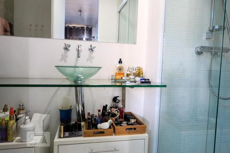 Banheiro de apartamento à venda com 1 quarto, 140m² em Vila Suzana, São Paulo