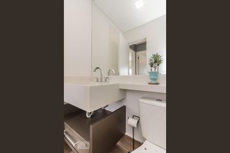 Banheiro de apartamento para alugar com 2 quartos, 66m² em Empresarial 18 do Forte, Barueri