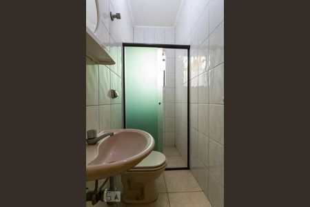 Box do Banheiro Social de casa para alugar com 2 quartos, 120m² em Quarta Parada, São Paulo