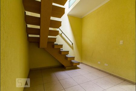 Sala 2 e Escada de Acesso aos Quartos  de casa para alugar com 2 quartos, 120m² em Quarta Parada, São Paulo
