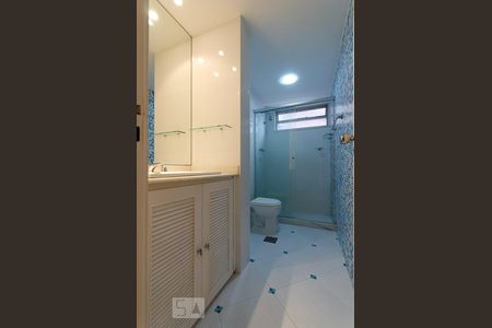 Banheiro social de apartamento à venda com 3 quartos, 98m² em Gávea, Rio de Janeiro