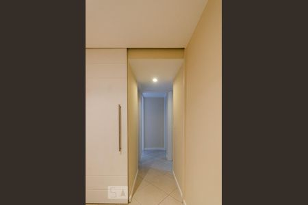 Corredor de acesso aos dormitórios e banheiro de apartamento à venda com 3 quartos, 98m² em Gávea, Rio de Janeiro