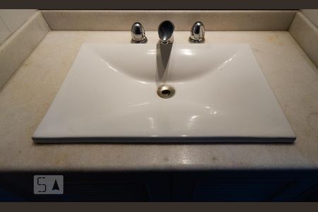 Apartamento à venda com 98m², 3 quartos e 1 vagaDetalhe lavatório do banheiro social