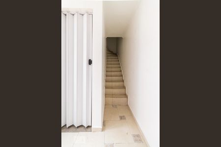 Casa à venda com 150m², 4 quartos e 2 vagas Casa à venda com 150m², 4 quartos e 2 vagasEscada de acesso à suíte