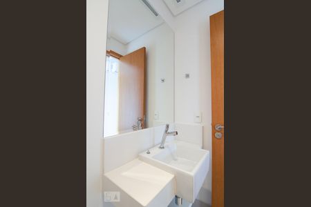 Lavabo de apartamento para alugar com 1 quarto, 57m² em Cambuí, Campinas