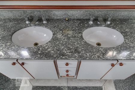 Apartamento à venda com 220m², 4 quartos e 4 vagas Apartamento à venda com 220m², 4 quartos e 4 vagasDetalhe do banheiro da suíte 2