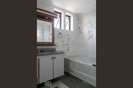 Apartamento à venda com 220m², 4 quartos e 4 vagas Apartamento à venda com 220m², 4 quartos e 4 vagasBanheiro da suíte 2