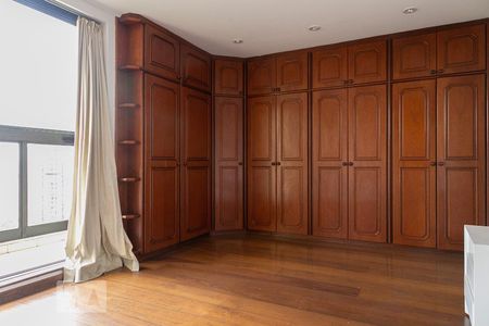 Apartamento à venda com 220m², 4 quartos e 4 vagas Apartamento à venda com 220m², 4 quartos e 4 vagasSuíte 2