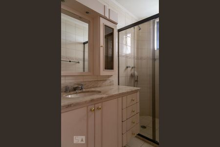 Apartamento à venda com 220m², 4 quartos e 4 vagas Apartamento à venda com 220m², 4 quartos e 4 vagasBanheiro da suíte 1