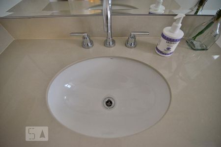 Detalhe Banheiro de apartamento para alugar com 1 quarto, 49m² em Alphaville Industrial, Barueri