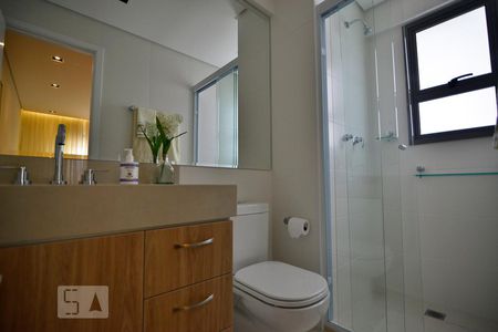 Banheiro de apartamento para alugar com 1 quarto, 49m² em Alphaville Industrial, Barueri