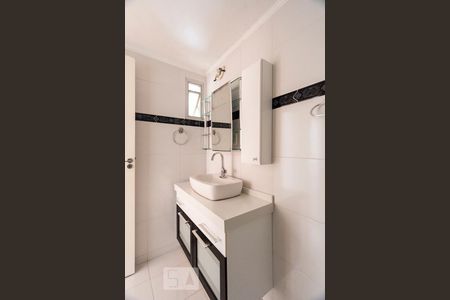 Banheiro social de apartamento para alugar com 3 quartos, 74m² em Parque Imperial, São Paulo