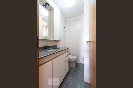 Banheiro social de apartamento para alugar com 3 quartos, 84m² em Parque Imperial, São Paulo