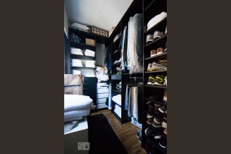 Apartamento para alugar com 77m², 1 quarto e 2 vagas Apartamento para alugar com 77m², 1 quarto e 2 vagasCloset