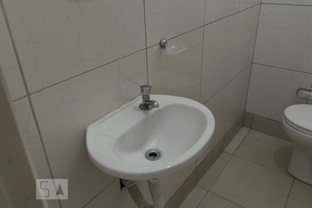 Banheiro (Torneira) de casa para alugar com 1 quarto, 30m² em Vila Gumercindo, São Paulo