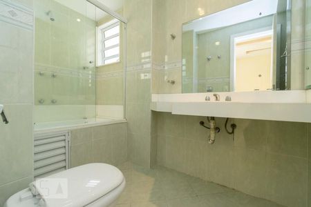 Banheiro Suíte 1 de apartamento para alugar com 3 quartos, 190m² em Icaraí, Niterói