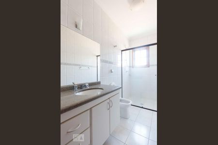 Casa à venda com 325m², 3 quartos e 6 vagasBanheiro Suíte 2