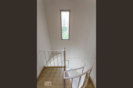 Apartamento à venda com 65m², 1 quarto e 1 vaga2o. Andar - Corredor (Escadas)