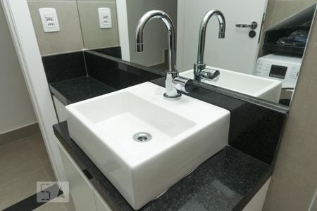 Detalhe do lavabo e área de serviço de apartamento para alugar com 1 quarto, 47m² em Cambuci, São Paulo