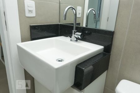 Detalhe do banheiro da suíte de apartamento para alugar com 1 quarto, 47m² em Cambuci, São Paulo