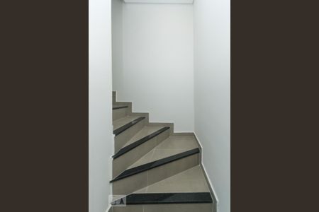 Escada de apartamento para alugar com 1 quarto, 47m² em Cambuci, São Paulo