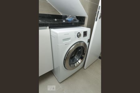 Detalhe do lavabo e área de serviço de apartamento para alugar com 1 quarto, 47m² em Cambuci, São Paulo
