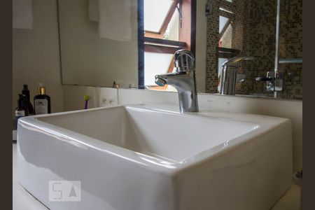 Banheiro social detalhe de casa à venda com 2 quartos, 230m² em Pinheiros, São Paulo