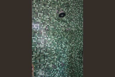 Casa à venda com 230m², 2 quartos e 2 vagasBanheiro suíte detalhe