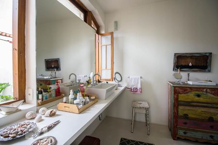 Casa à venda com 230m², 2 quartos e 2 vagasBanheiro suíte