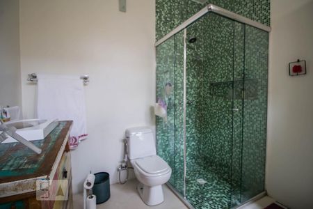 Casa à venda com 230m², 2 quartos e 2 vagasBanheiro suíte