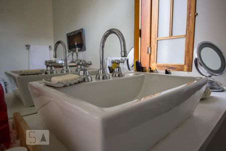 Casa à venda com 230m², 2 quartos e 2 vagasBanheiro suíte detalhe