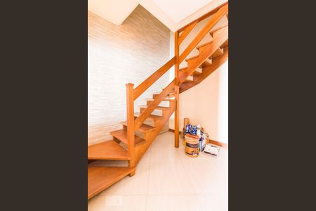Escada de acesso ao piso superior de casa à venda com 5 quartos, 240m² em Vila Formosa, São Paulo