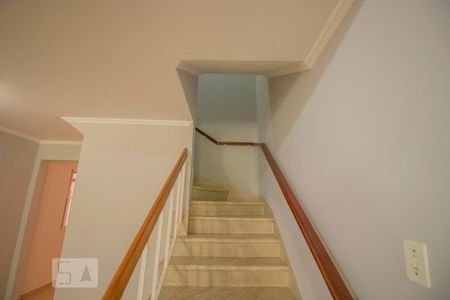 Casa para alugar com 140m², 3 quartos e 3 vagas Casa para alugar com 140m², 3 quartos e 3 vagasEscada acesso aos Quartos