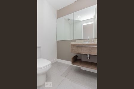Banheiro de apartamento para alugar com 1 quarto, 69m² em Empresarial 18 do Forte, Barueri