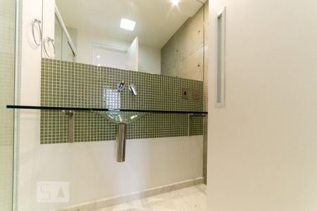 Banheiro de apartamento à venda com 1 quarto, 70m² em Jardim das Acácias, São Paulo