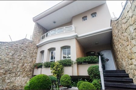 Casa à venda com 400m², 4 quartos e 7 vagas Casa à venda com 400m², 4 quartos e 7 vagasFachada