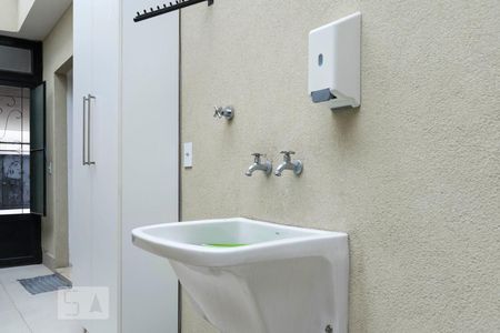 Casa à venda com 325m², 3 quartos e 2 vagas1o. Andar - Área de serviço (Torneira)