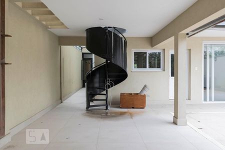 Casa à venda com 325m², 3 quartos e 2 vagas1o. Andar - Fundos