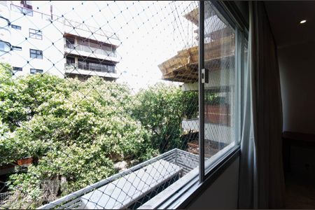 Vista externa da janela da sala de apartamento para alugar com 3 quartos, 117m² em Leblon, Rio de Janeiro